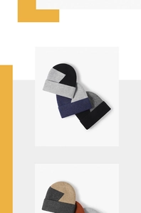 Detailansicht der groben Rippstrickstruktur und des Color-Block-Designs der Wintermützen
