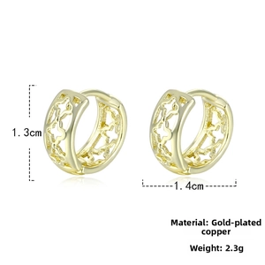 Detailed view of gold-plated copper clover earrings with dimensions and weight info