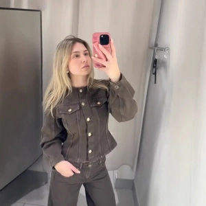 Damen Vintage Denim Cropped Jacke Und High Waist Weite Hose Kaffee Braun Retro Streetwear Casual Outfits Lange Ärmel