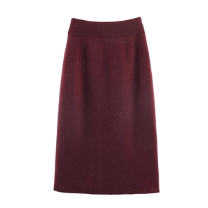 Détail de jupe midi en tricot bordeaux montrant la taille côtelée et la texture trapèze