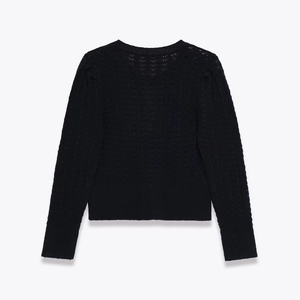 Vista posteriore del cardigan nero in maglia traforata con scollo rotondo e maniche