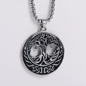 Vue détaillée du pendentif Arbre de Vie viking argenté avec motif de nœud celtique