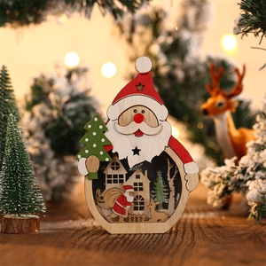Détail de l'ornement Père Noël en bois LED avec scène de neige miniature gravée