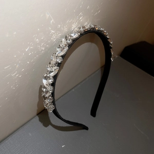 Dettaglio del cerchietto con strass geometrici e lussuosi riflessi di luce cristallina