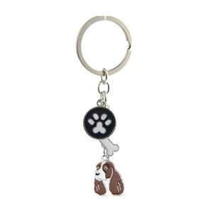 Vue détaillée du porte-clés chien en métal avec patte, os et pendentif de cocker spaniel