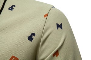 Dettaglio polo da uomo in tessuto piqué verde chiaro con stampa di lettere all-over