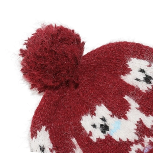 Macro di berretto in maglia bordeaux con motivo a cane e grande pompon morbido
