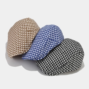 Tre berretti piatti retrò in stile britannico con motivi geometrici a triangolo colorati