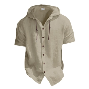 Detalle de camisa de algodón caqui con capucha que muestra la textura de tela arrugada