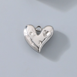 Vista macro di ciondolo a cuore 3D argento con texture irregolare per gioielli fai-da-te