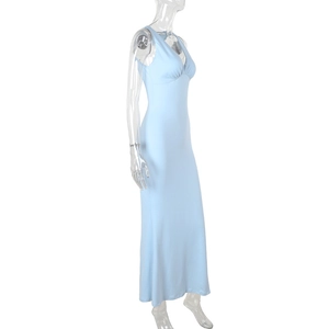 Vista laterale del vestito lungo celeste senza maniche con scollo a V e vestibilità slim