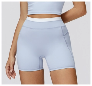 Détail du short de yoga taille haute avec bordure contrastée blanche et coutures galbantes