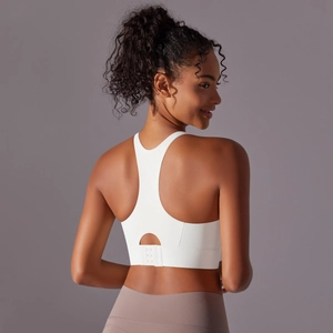Détail de la brassière de sport blanche avec dos nageur, fermeture réglable et découpe stylée