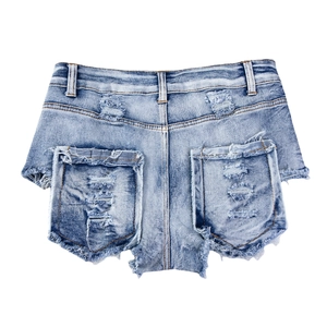 Vista dettagliata del retro degli shorts in denim con orli sfilacciati e tasche classiche