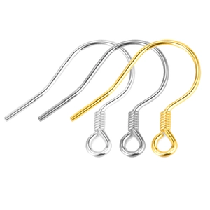 Detalle de ganchos para pendientes en plata y oro con bola para creación de joyas DIY