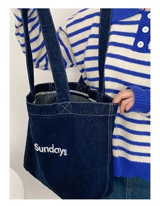 Gros plan du sac cabas en jean bleu foncé avec broderie blanche Mondays Sundays