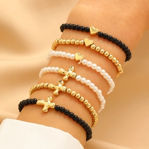 Set di 6 bracciali elastici con perline stile spiaggia con cuori e croci dorate