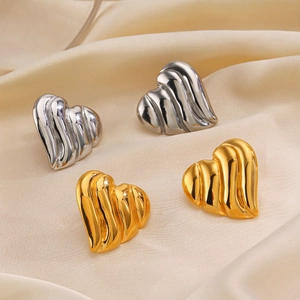 Boucles d'oreilles cœur en or 18 carats et argent avec rayures texturées sur soie