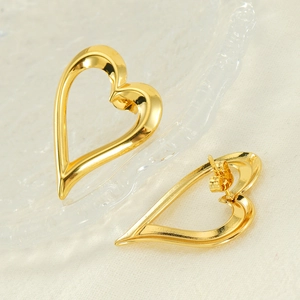 Boucles d'oreilles cœur évidé plaquées or minimalistes avec une finition polie