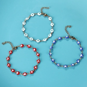 Tre braccialetti occhio del diavolo in bianco, rosso e blu con catena in oro