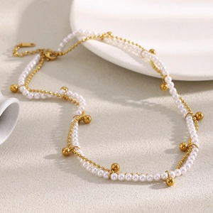 Détail du collier double rang plaqué or 18 carats avec d'élégantes perles blanches