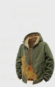 Detail der armee-grünen Fleecejacke mit warmem braunem Lammfellfutter und vollem Reißverschluss
