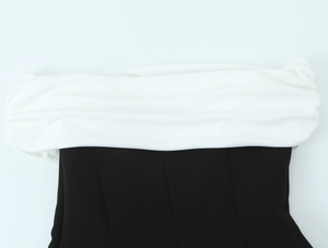 Vue détaillée d'une robe bustier bicolore avec des détails plissés sur l'encolure