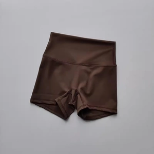 Dettaglio dei pantaloncini da yoga a vita alta color caffè con cuciture rinforzate senza cuciture