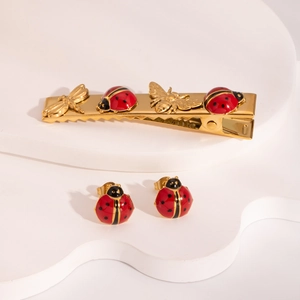 Set di gioielli coccinella e ape con fermaglio per capelli dorato e orecchini a perno