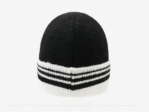 Vue arrière du bonnet tricoté noir avec revers à rayures et texture de maille