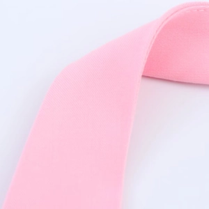 Makro-Detail des rosa Midi-Kleides zeigt hochwertige Stofftextur und feine Nähte