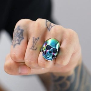 Anello da uomo vintage a forma di teschio in acciaio inox con finitura arcobaleno