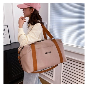 Detail of pink large capacity travel bag with sturdy handles and HAYUN branding logo