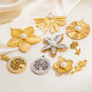 Makroansicht verschiedener Blumen und Seestern Perlenanhänger in 18k Gold und Silber Stahl