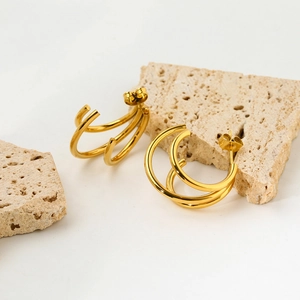 Élégantes boucles d'oreilles créoles triples en C en acier plaqué or 18 carats