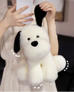 Dettaglio di un morbido cane di peluche Golden Retriever bianco e nero in braccio