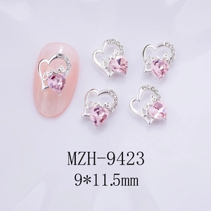 Vue détaillée des bijoux d'ongles en cœur argenté avec cristal rose et motif Love