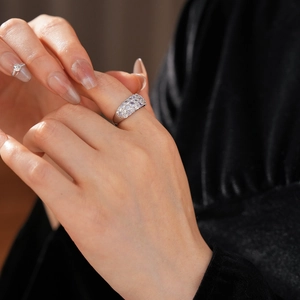 Detailaufnahme eines silbernen mehrreihigen Zirkonia-Rings mit lila und weißen Steinen