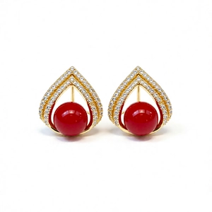 Boucles d'oreilles plaquées or 18 carats avec perles rouges et zircons brillants