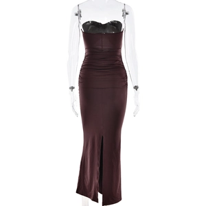 Détail de la robe longue bustier marron foncé avec fronces et fente à l'arrière