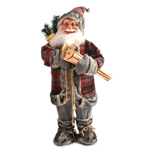 Stehende Weihnachtsmann Puppe in rot-grauer Robe mit Holzskiern und Tannenbaum
