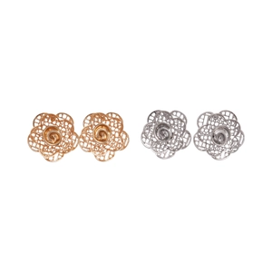 Zweilagige hohle Rosen-Ohrstecker in Gold und Silber mit metallischer Textur