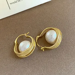 Elegante geometrische Perlenohrringe mit strukturiertem goldenem Nest-Design