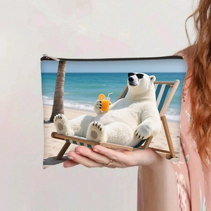 Detail der Canvas Kosmetiktasche mit Cartoon Eisbär Aufdruck und schwarzem Reißverschluss