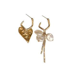Boucles d'oreilles cœur dorées asymétriques avec perles blanches et pompons brillants