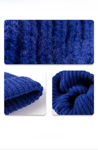 Gros plan sur un bonnet en tricot bleu marine montrant la texture côtelée douce