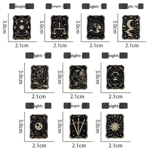 Detailansicht der 10 schwarz-goldenen Tarot-Emaille-Pins mit Rad des Schicksals und Sonne
