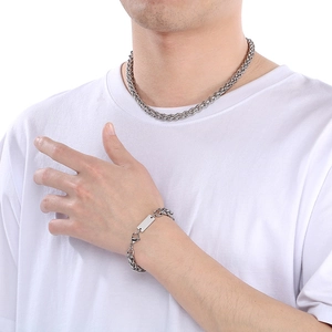 Dettaglio di una catena a maglie in acciaio argento e bracciale con piastra da uomo