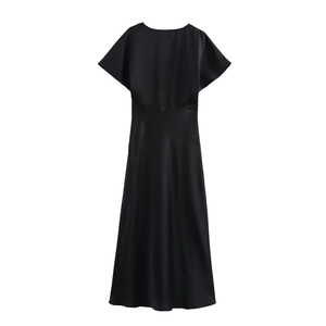 Detail eines eleganten schwarzen Midi-Kleids aus Satin mit glatter Seidentextur