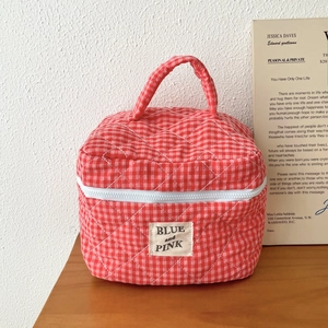 Beauty case trapuntato a quadretti color bacca con cerniera in morbido cotone e manico